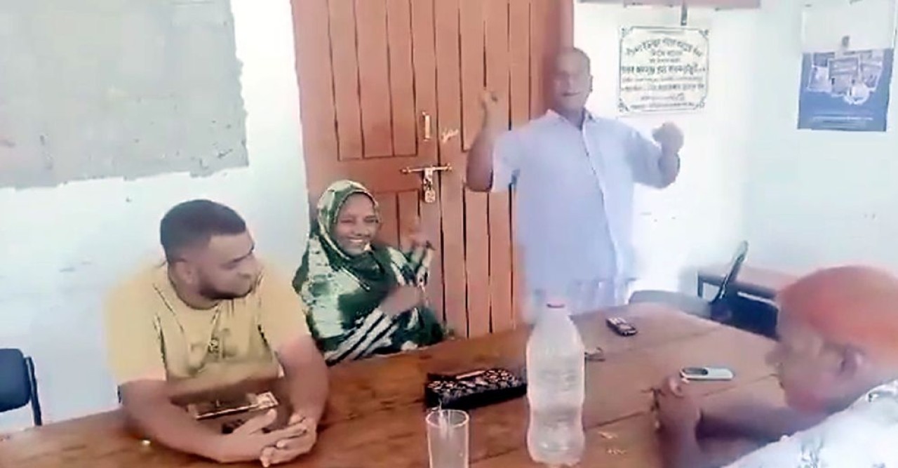তানোরে ইউপি কার্যালয়ে মদ্যপ অবস্থায় নাচগানের ভিডিও ভাইরাল