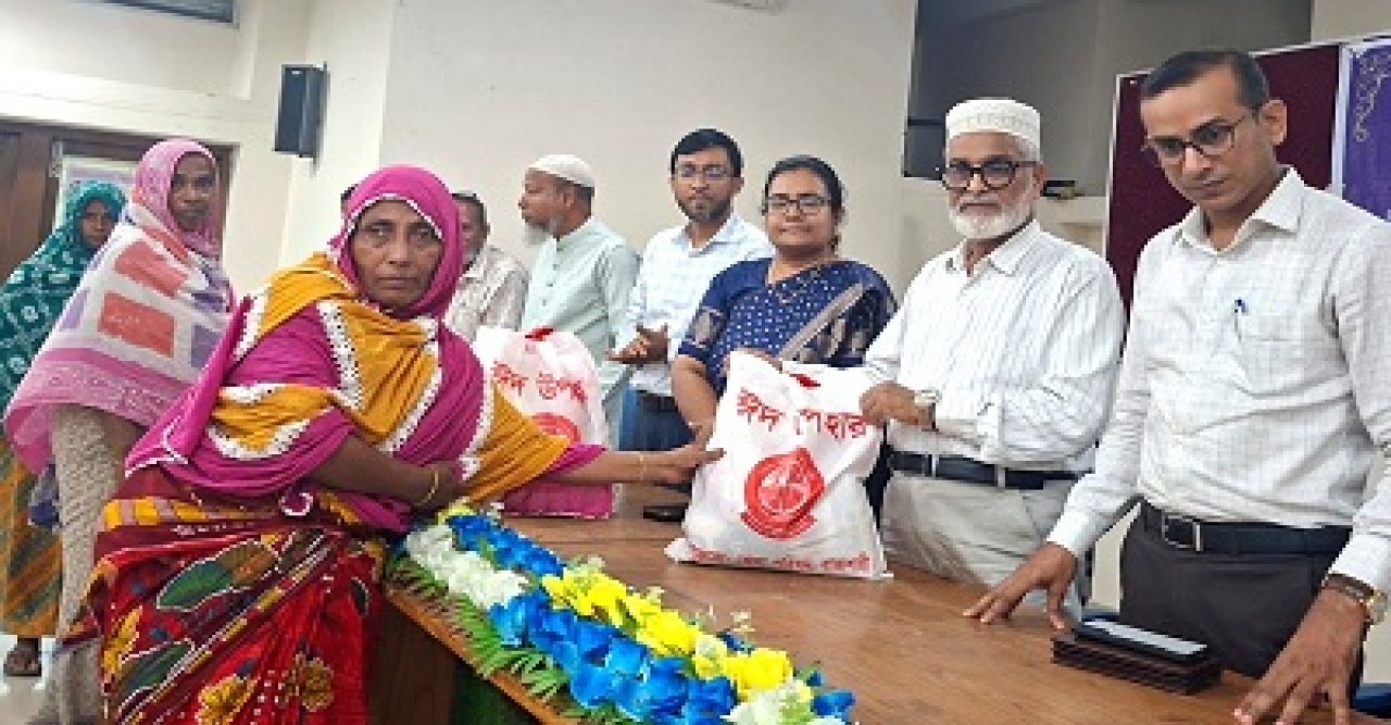 রাজশাহীতে জেলা পরিষদের উদ্যোগে ঈদ সামগ্রী বিতরণ