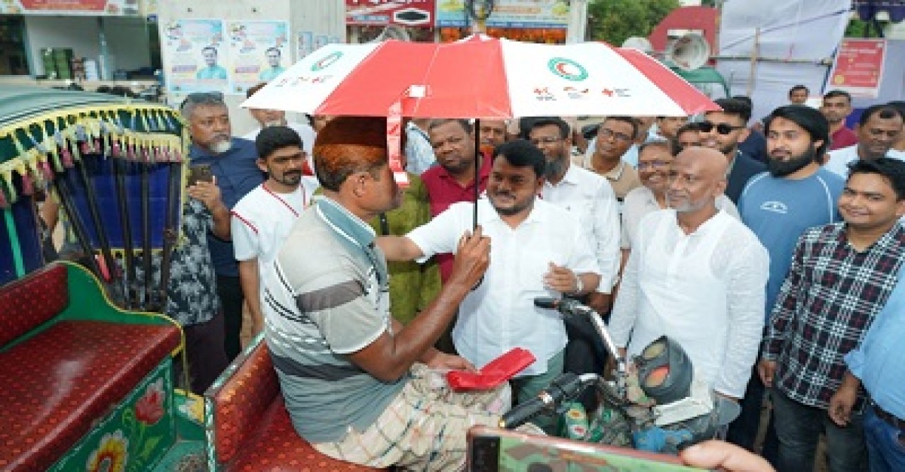রাজশাহী নগরীতে রেড ক্রিসেন্টের উদ্যোগে পথচারীদের মাঝে ছাতা বিতরণ