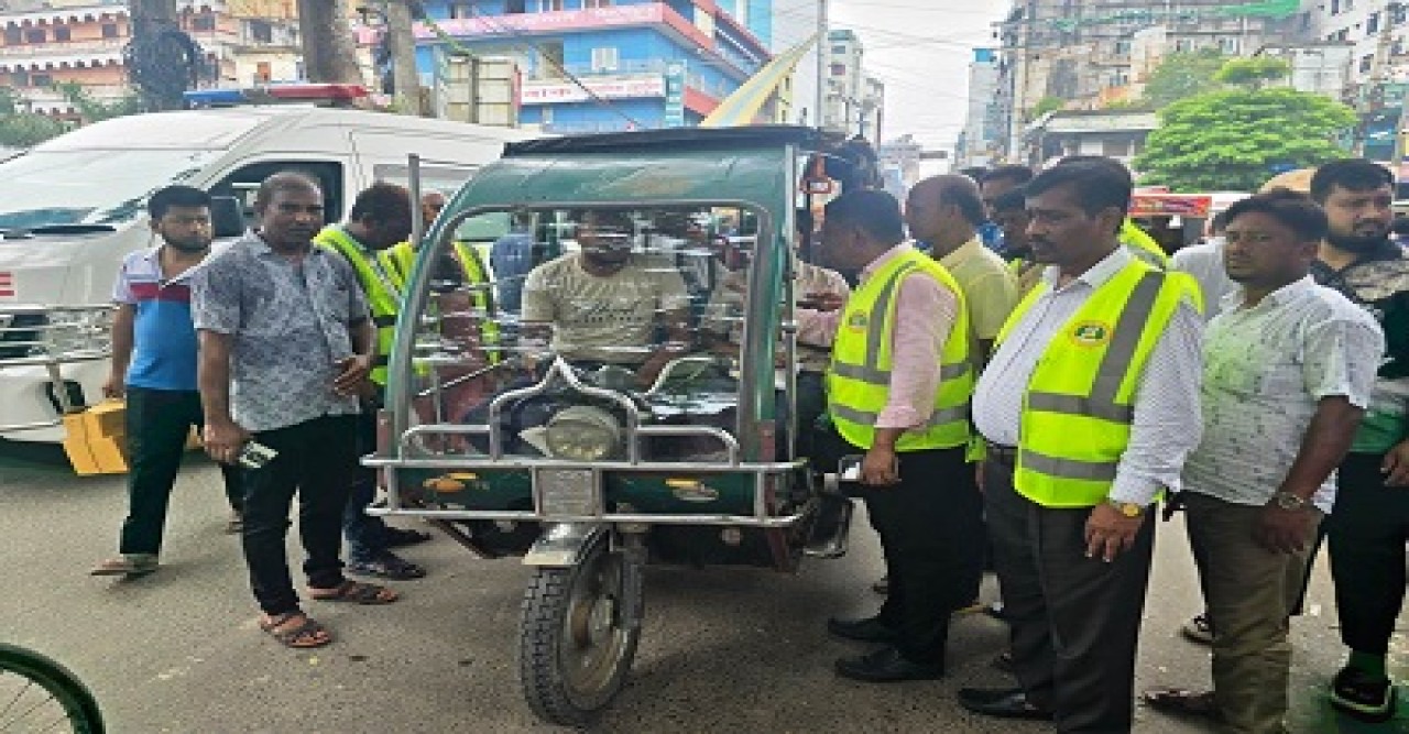 রাজশাহী নগরীতে অটোরিকশার ভাড়া তদারকিতে মাঠে রাসিকের রাজস্ব বিভাগ