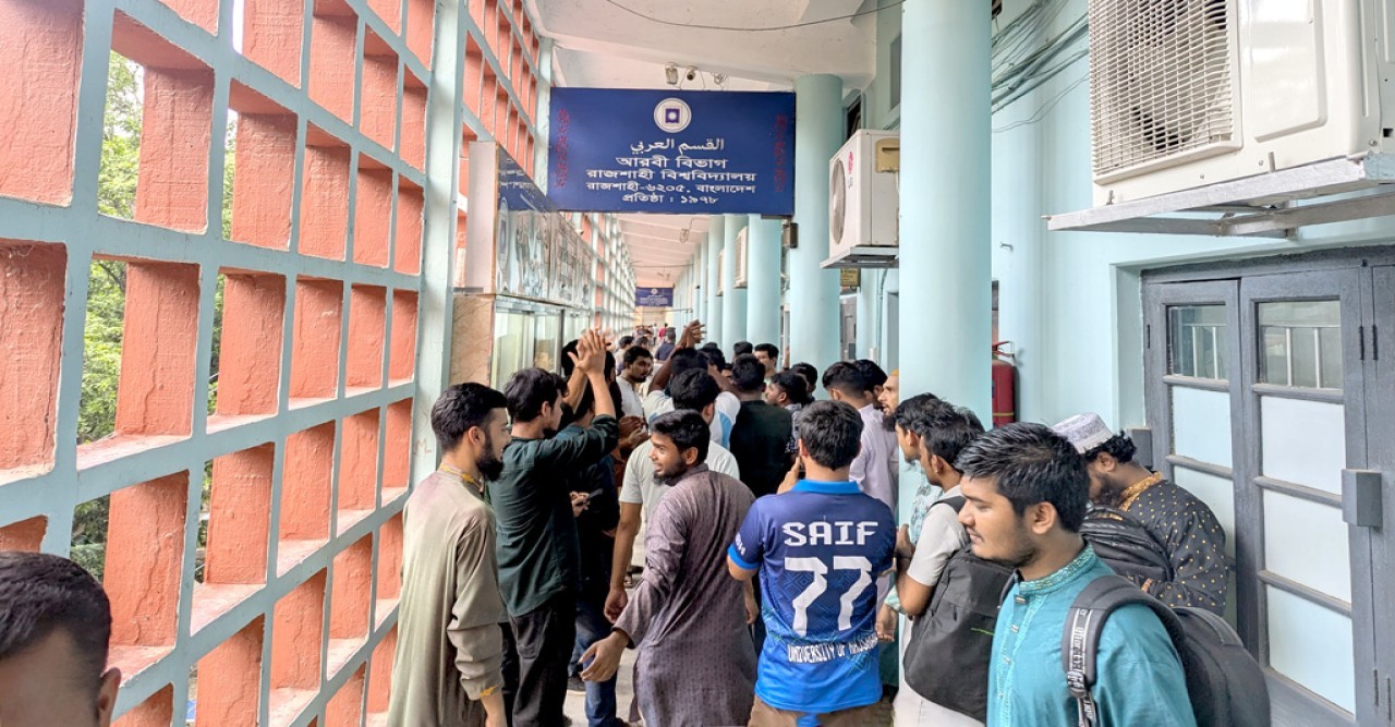 ফল প্রকাশসহ ৪ দফা দাবিতে রাবির আরবি বিভাগে তালা শিক্ষার্থীদের