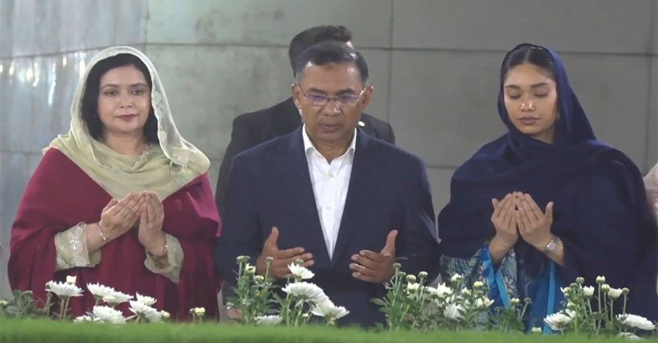 বাবা-মায়ের কবর জিয়ারত করলেন প্রধানমন্ত্রী তারেক রহমান