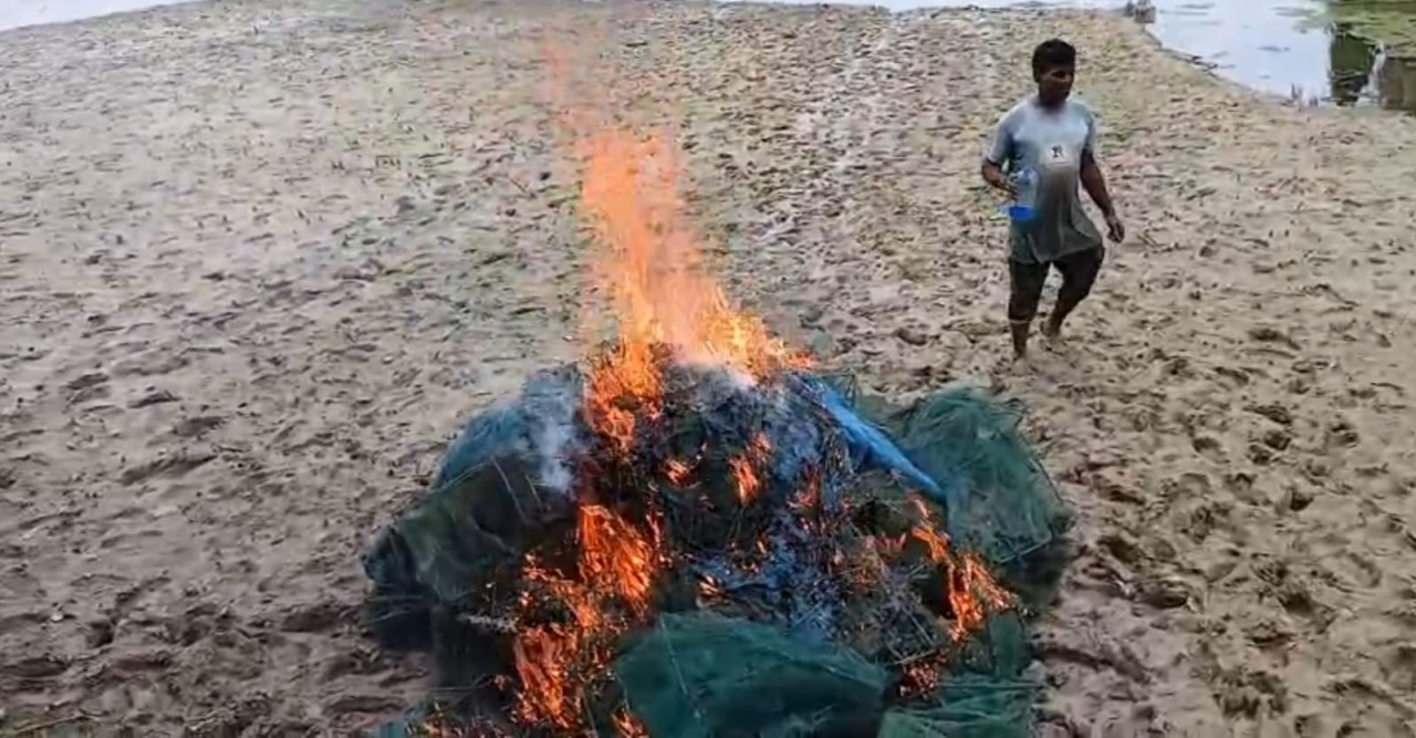 পুঠিয়ায় সাড়ে ৩ লক্ষ টাকার অবৈধ চায়না দুয়ারী ও কারেন্ট জাল জব্দ করে পুড়িয়ে দেয় হয়েছে!