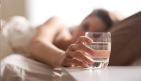 সকালে খালি পেটে পানি খাওয়া কি সত্যিই ভালো?