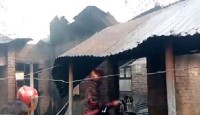 বাড়ীর পাশে রাখা ছিল গ্যাস সিলিন্ডার, বিস্ফোরণে চার জনের বাড়ি পুড়ে ১৫ লাখ টাকার ক্ষতি
