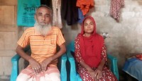 রানা প্লাজার ধ্বংসস্তূপ থেকে বেঁচে ফিরেও জীবন যুদ্ধে হারতে বসেছেন পুঠিয়ার ময়না বেগম