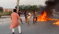 রাজশাহীতে সড়কে টায়ায় জ্বালিয়ে বিক্ষোভের সময় নিজের শরীরে আগুন