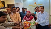 উপজেলা নির্বাহী অফিসার আতিয়া খাতুনের সাথে মান্দা উপজেলা শ্রমিক দলের সৌজন্য সাক্ষাৎ