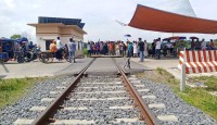 ভাঙ্গায় এবার রেলপথ অবরোধ, আটকে আছে ঢাকাগামী ট্রেন