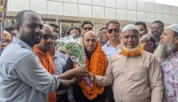 বিমানবন্দরে নেতাকর্মীদের ভালোবাসায় সিক্ত বিএনপি নেতা রেজাউল করিম