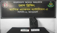 মহাদেবপুরে র‌্যাবের অভিযানে কষ্টিপাথরের বিষ্ণুমূর্তিসহ গ্রেপ্তার ৪