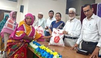রাজশাহীতে জেলা পরিষদের উদ্যোগে ঈদ সামগ্রী বিতরণ
