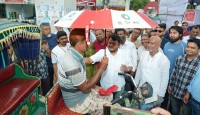 রাজশাহী নগরীতে রেড ক্রিসেন্টের উদ্যোগে পথচারীদের মাঝে ছাতা বিতরণ