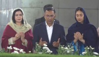 বাবা-মায়ের কবর জিয়ারত করলেন প্রধানমন্ত্রী তারেক রহমান