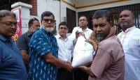 নগরীর শ্রীরামপুরে বন্যাদুর্গতদের মাঝে রাসিকের ত্রাণ সামগ্রী বিতরণ